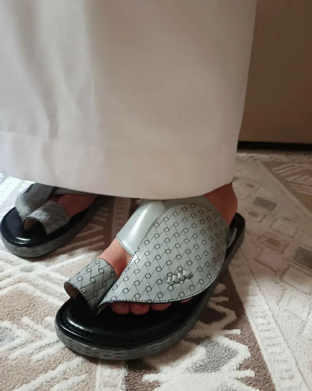 الفرق بين النعال المقاومة للماء والغير غير المقاومة ؟