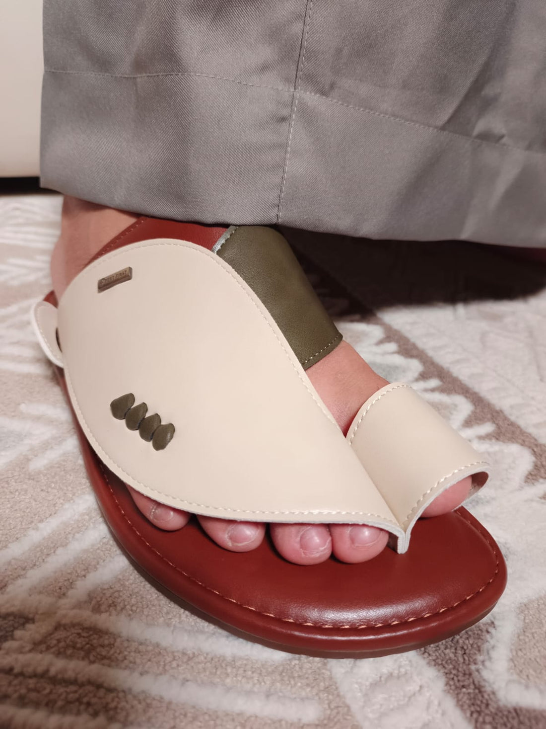 كيف تعرف أن الحذيان الشرقي يدعم مشط القدم والكعب؟