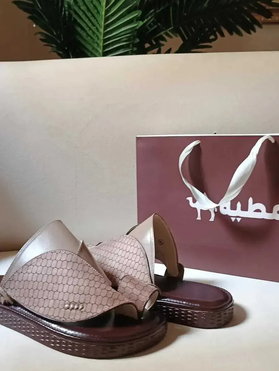 تفاصيل صغيرة تصنع فرقًا كبيرًا في النعال الرجالي السعودي