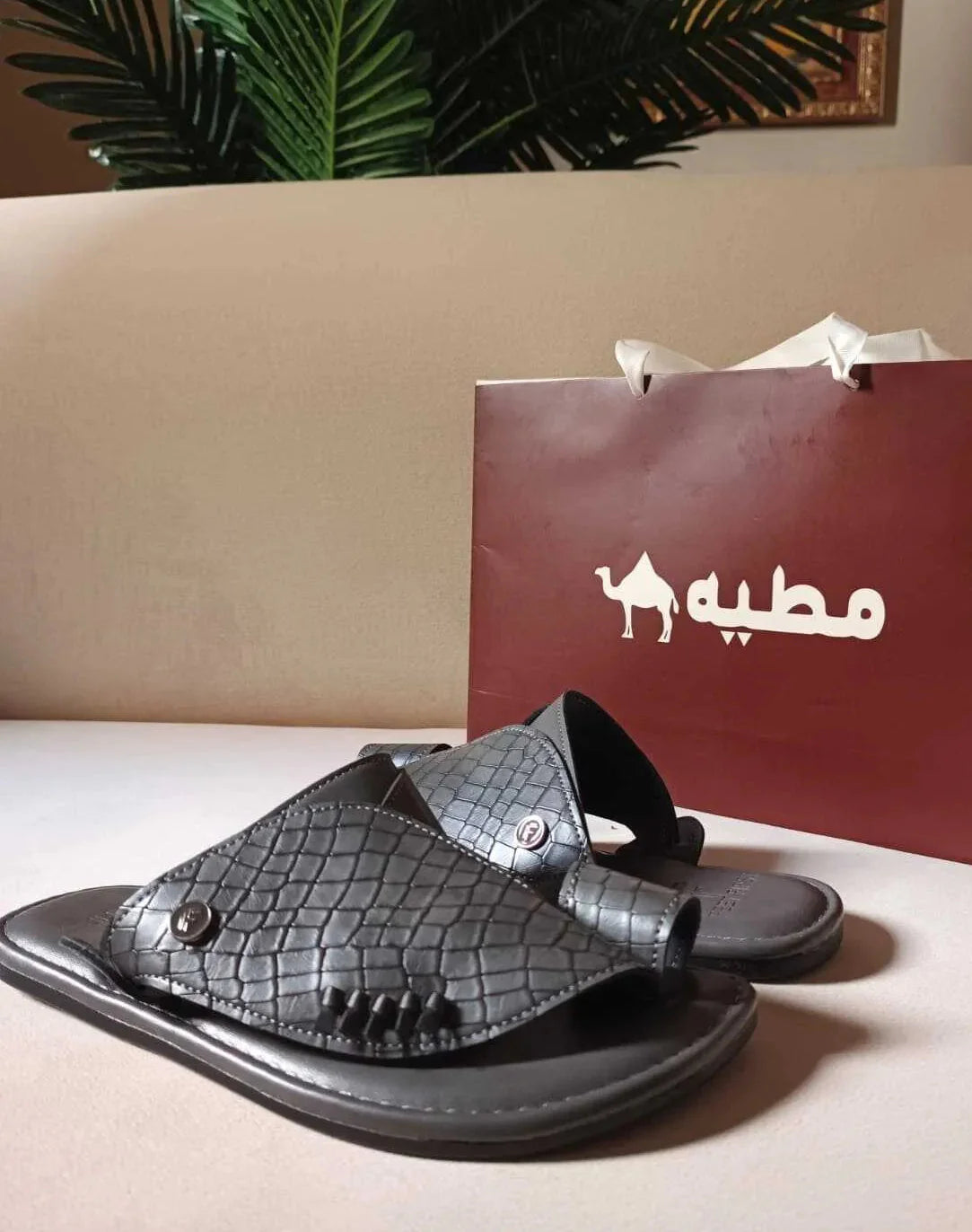 الفرق بين الحذاء الشرقي الطبي والحذاء التقليدي – أيهما أفضل؟