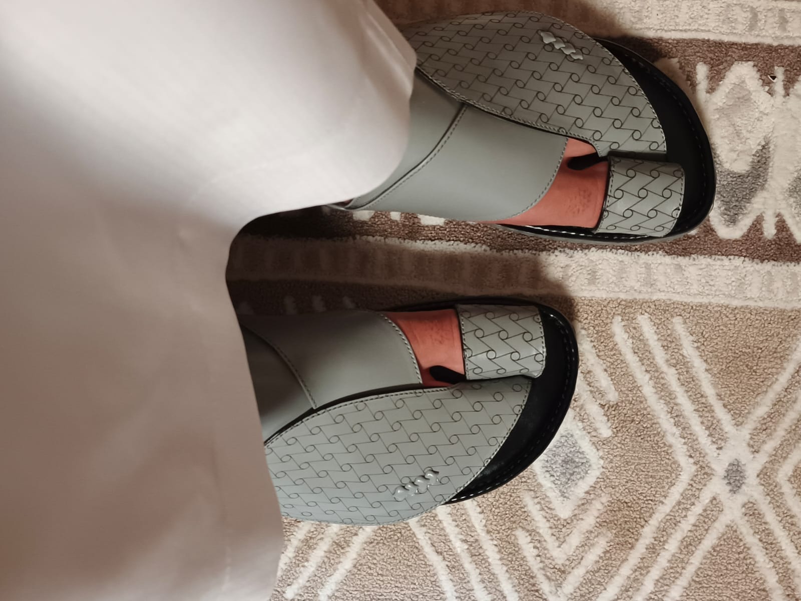 نعال شرقي دوائر رمادي