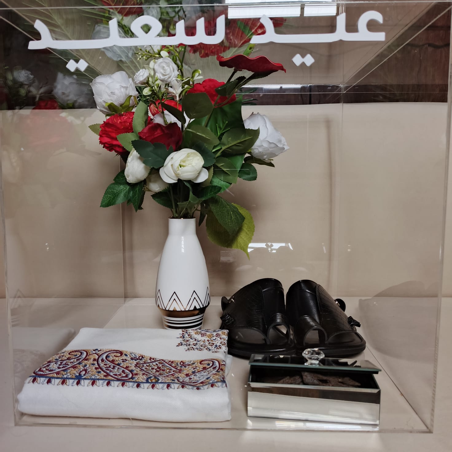 بوكس هدية مطيه ورد أحمر وأبيض