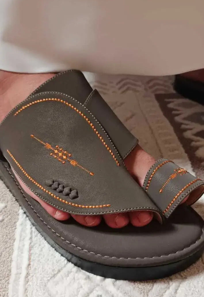 حذاء بشرقـي بتقنية مانعة للانزلاق