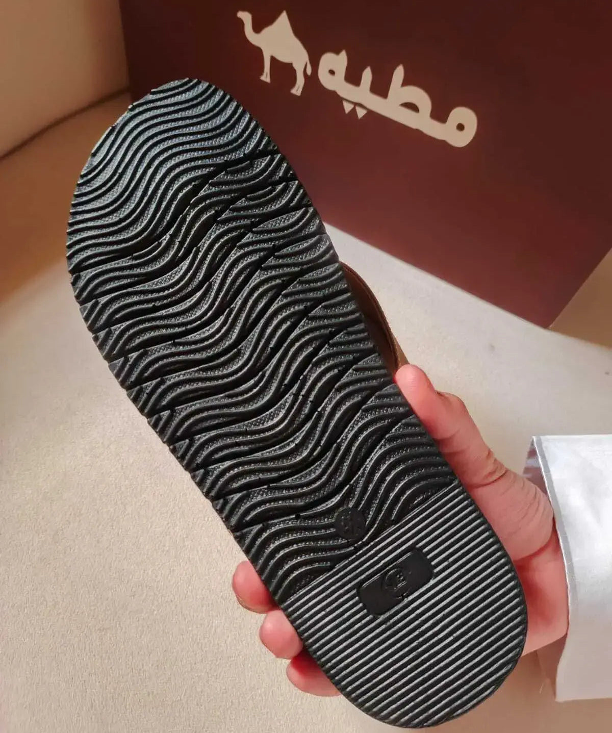 حذاء بشرقـي بتقنية مانعة للانزلاق