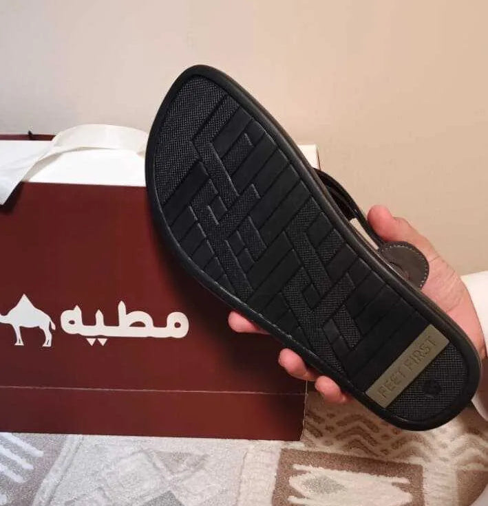 نعل شرقي رجالي جلد طبيعي بقاعدة ضد الانزلاق يوفر ثبات وراحة أثناء المشي