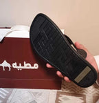 نعل شرقي رجالي جلد طبيعي بقاعدة ضد الانزلاق يوفر ثبات وراحة أثناء المشي