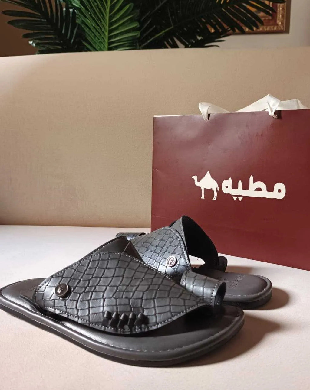 نعل شرقي رجالي جلد طبيعي بقاعدة ضد الانزلاق يوفر ثبات وراحة أثناء المشي