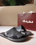 نعل شرقي رجالي جلد طبيعي بقاعدة ضد الانزلاق يوفر ثبات وراحة أثناء المشي