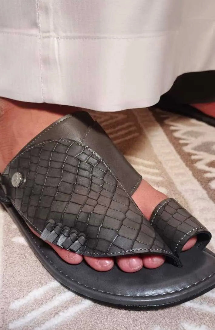 نعل شرقي رجالي جلد طبيعي بقاعدة ضد الانزلاق يوفر ثبات وراحة أثناء المشي