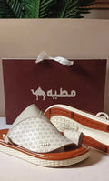 حذاء شرقي طبي